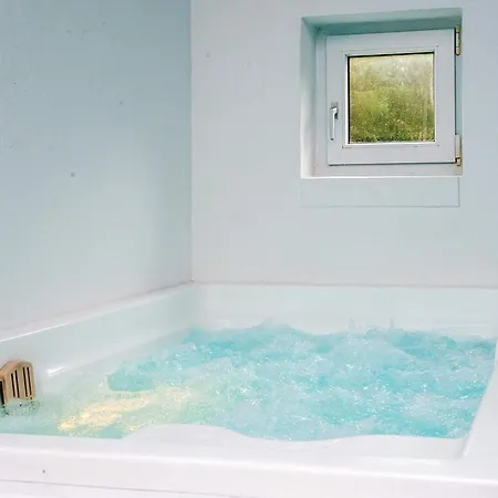 Hébergement de vacances Renovated Retreat With Pool Henne Strand